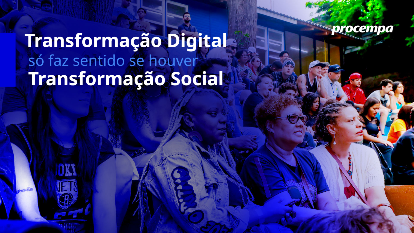 Imagem com fundo azul degradê e silhuetas de pessoas ao fundo. No centro, o texto "Transformação Digital só faz sentido se houver Transformação Social", com ênfase em negrito na última parte. À esquerda, logotipo da Procempa sobre faixa branca translúcida. A composição apresenta a assinatura visual da empresa sem a tagline "na tua vida".