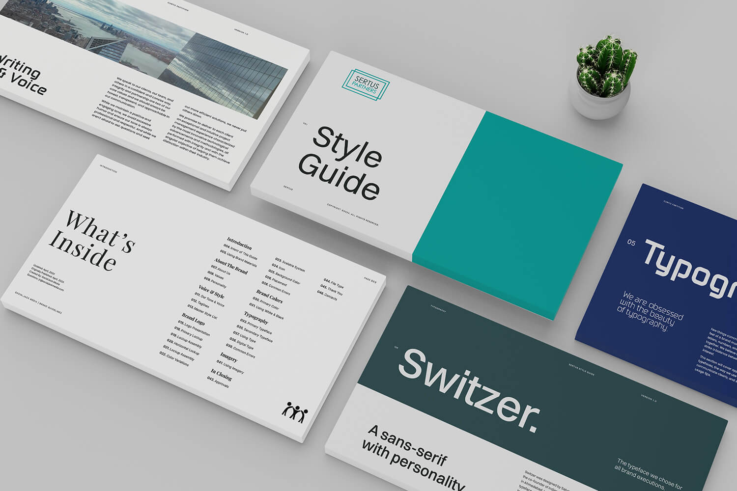 Mockup de um manual de identidade visual (Style Guide) disposto de forma organizada sobre uma superfície cinza. A imagem apresenta diversas páginas que detalham os pilares de uma marca, incluindo seções sobre tipografia, tom de voz, cores institucionais e um índice intitulado 'What's Inside'. O design é limpo e utiliza blocos de cores sólidas em tons de azul e verde-água, exemplificando a documentação técnica de uma marca.