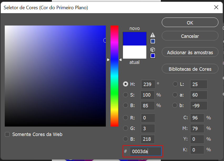 Interface de um seletor de cores digital (color picker) detalhando as especificações técnicas de um tom de azul profundo. A janela exibe os valores para os sistemas HSB, RGB, Lab e CMYK, com um retângulo vermelho destacando o código hexadecimal '#0003da' na parte inferior. À esquerda, um grande campo de gradiente e uma barra vertical de matiz ilustram o processo de seleção visual da cor.