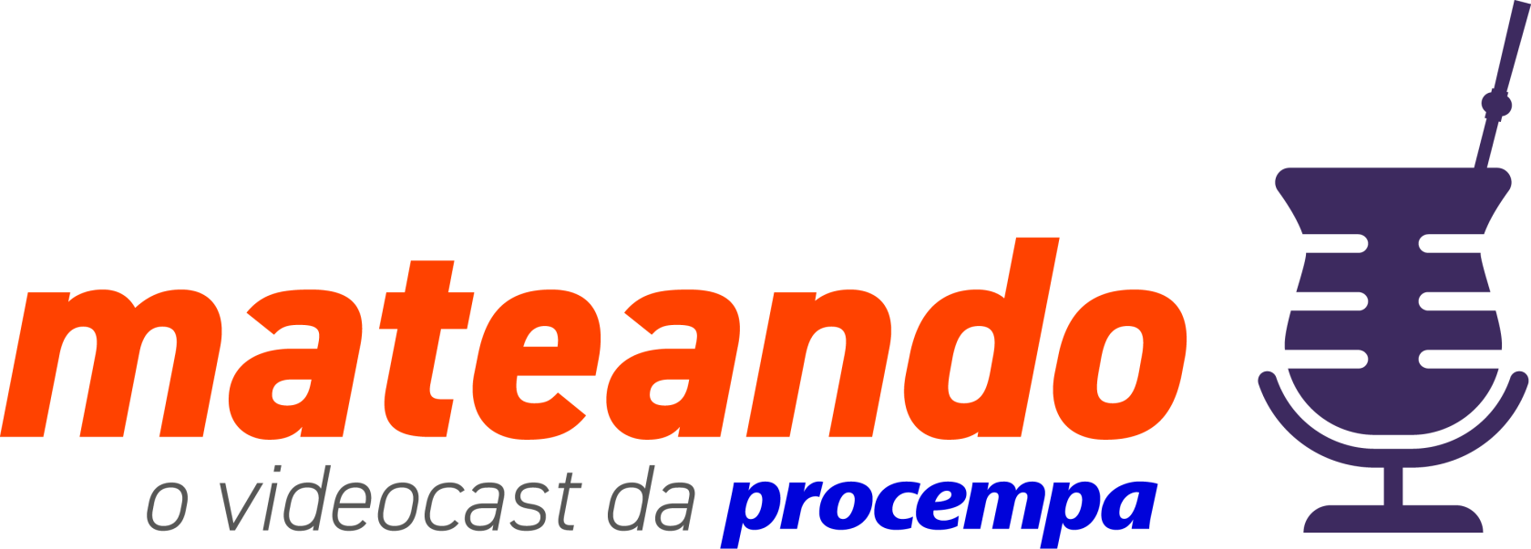 Logotipo do videocast 'mateando'. À esquerda, o texto 'mateando' em laranja e o descritivo 'o videocast da procempa' abaixo. À direita, um ícone roxo que combina o formato de uma cuia de mate com a base de um microfone de estúdio.